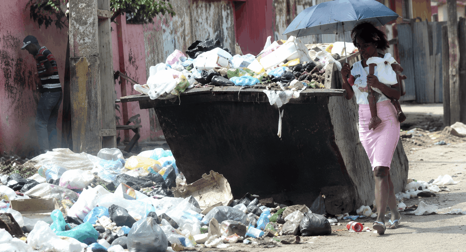 RUAS DE LUANDA INVADIDAS PELO MAU CHEIRO
