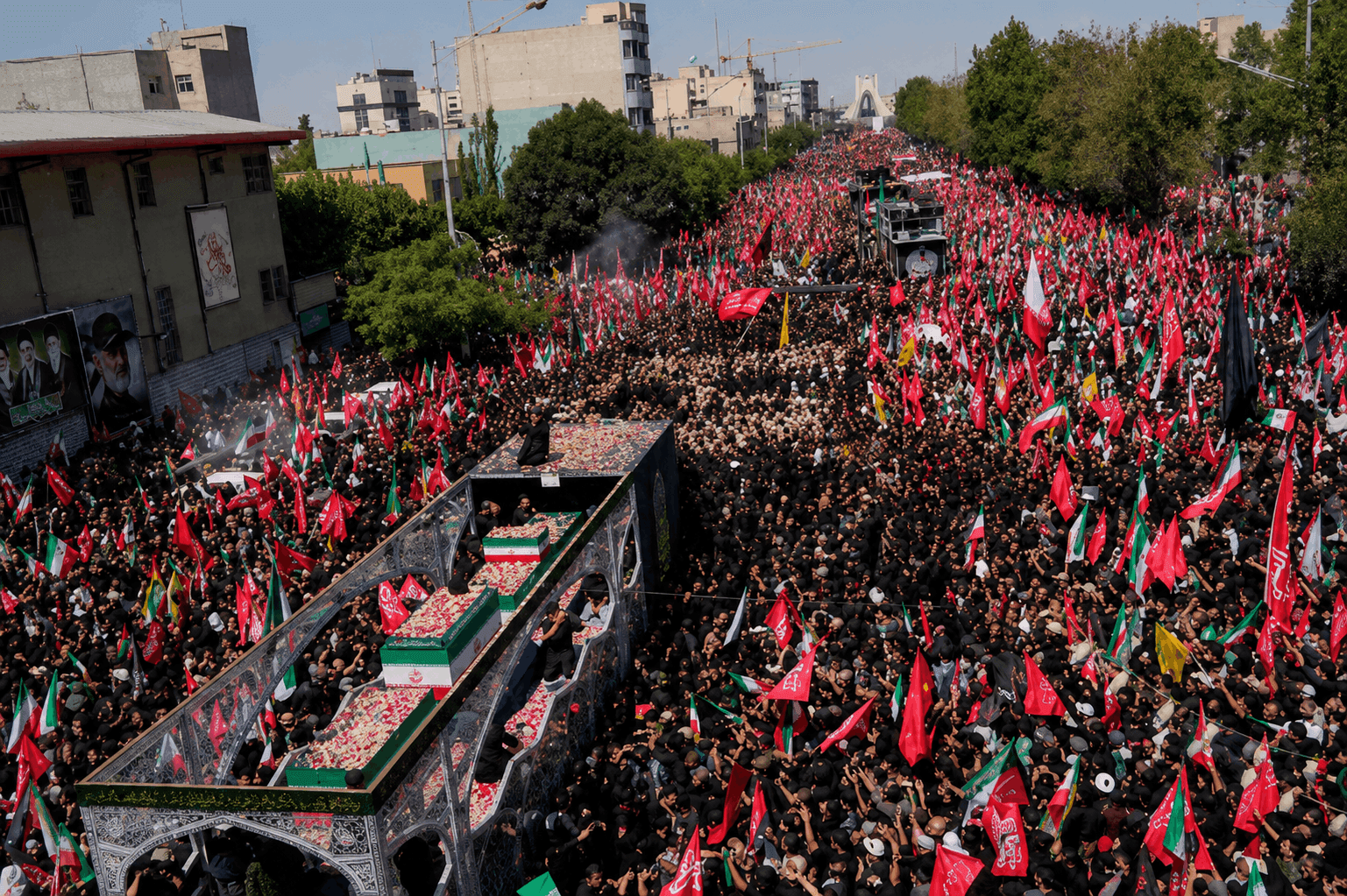 FUNERAL DO LIDER KHAMENEI DO IRÃ MOBILIZA MULTIDÃO